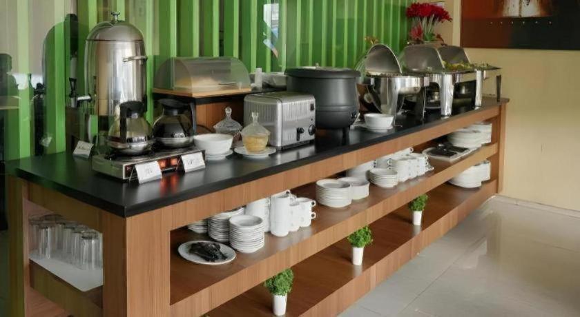Aswin Hotel And Spa Makassar Extérieur photo