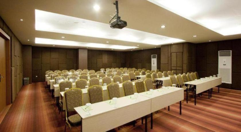 Aswin Hotel And Spa Makassar Extérieur photo