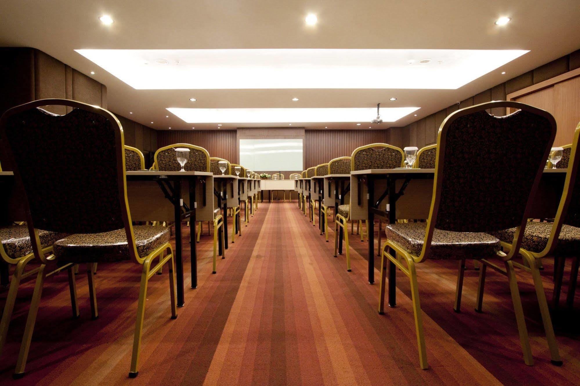 Aswin Hotel And Spa Makassar Extérieur photo